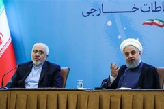 Tổng thống Iran Hassan Rouhani (phải) và Ngoại trưởng Iran Mohammad Javad Zarif (trái) tại cuộc họp ở Tehran, Iran, ngày 22/7/2018. (Nguồn: AFP/TTXVN) 
