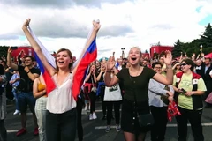 Niềm vui của các cổ động viên Nga. (Ảnh: Tâm Hằng/TTXVN)