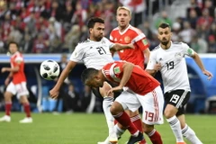 Tình huống tranh chấp bóng bổng quyết liệt trong trận đấu giữa Nga và Ai Cập. (Nguồn: THX/TTXVN)