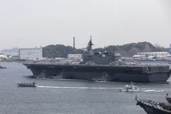 Tàu sân bay Izumo rời khỏi căn cứ Yokosuka ở tỉnh Kanagawa ngày 1/5. (Nguồn: AFP/TTXVN)