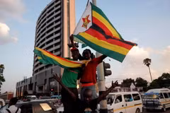 Người dân và binh sỹ Zimbabwe vui mừng trước thông tin Tổng thống từ chức, tại Harare. (Nguồn: AFP/TTXVN)