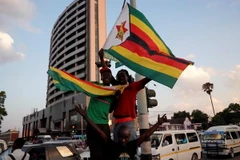Người dân và binh sỹ Zimbabwe vui mừng trước thông tin Tổng thống từ chức, tại Harare. (Nguồn: AFP/TTXVN)