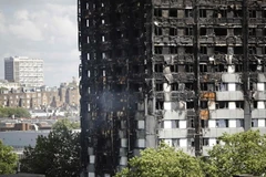 Tòa chung cư Grenfell Tower bị thiêu rụi trong vụ hỏa hoạn. (Nguồn: AFP/TTXVN)