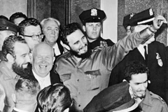 Lãnh tụ Cuba Fidel Castro (giữa) tại Harlem, New York (Mỹ) ngày 20/9/1960. (Nguồn: AP/ TTXVN)