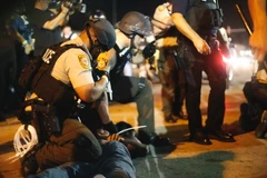 Cảnh sát Mỹ khống chế người biểu tình quá khích. (Nguồn: THX/TTXVN)