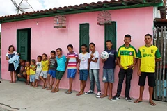 Cố sinh con gái dù đã có cả một đội bóng... 13 cậu con trai