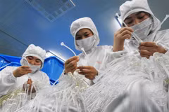 Công nhân làm việc tại một nhà máy sản xuất thiết bị y tế ở tỉnh Giang Tô, Trung Quốc. (Nguồn: AFP/TTXVN) 