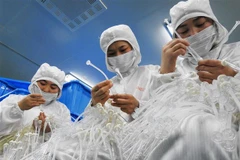 Công nhân làm việc tại một nhà máy sản xuất thiết bị y tế ở tỉnh Giang Tô, Trung Quốc. (Nguồn: AFP/TTXVN) 
