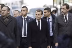 Tổng thống Pháp Emmanuel Macron (giữa, phía trước) và các quan chức Chính phủ thị sát một tuyến phố ở thủ đô Paris, nơi nổ ra các cuộc biểu tình bạo loạn của lực lượng Áo vàng nhằm phản đối tăng giá nhiên liệu, ngày 2/12/2018. (Nguồn: AFP/TTXVN) 
