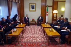 Toàn cảnh Bộ trưởng Bộ Xây dựng Phạm Hồng Hà hội kiến Thủ tướng Algeria Admed Ouyahia. (Ảnh : Tấn Đạt-Quang Trường/TTXVN)
