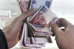 Kiểm đồng bảng Ai Cập tại một địa điểm đổi tiền ở thủ đô Cairo. (Nguồn: AP/TTXVN)