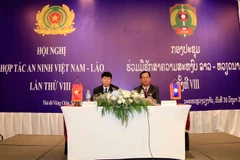 Thượng tướng Bùi Văn Nam, Thứ trưởng Bộ Công an Việt Nam và Trung tướng Kongthong Phongvichith, Thứ trưởng Bộ An ninh Lào đang chủ trì Hội nghị. (Ảnh: Phạm Kiên/Vietnam+)