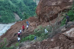 [Photo] Nhói lòng cảnh học sinh tiểu học phải "cắt núi" đến trường