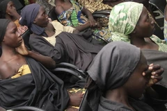 Các nữ sinh làng Chibok được Boko Haram trả tự do trong cuộc gặp các nhà chức trách tại Abuja ngày 13/10. (Nguồn: AFP/TTXVN)