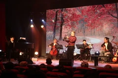 Nghệ sỹ Saxophone Xuân Hiếu biểu diễn tại chương trình. (Ảnh: Gia Thuận/TTXVN) 