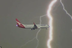 [Photo] Khoảnh khắc máy bay suýt bị sét đánh giữa không trung