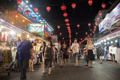 Du khách quốc tế tham quan, khám phá chợ đêm Phú Quốc (Kiên Giang). (Nguồn: TTXVN)