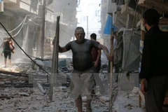 Cảnh đổ nát sau một cuộc không kích tại khu vực Sakhur ở Aleppo, Syria ngày 15/8. (Nguồn: AFP/TTXVN)