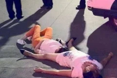 Hai người phụ nữ ngất xỉu trên đường. (Nguồn: sina.com.cn)