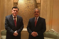 Người đứng đầu Chính phủ đoàn kết dân tộc (GNA) được quốc tế ủng hộ, ông Fayez Serraj và chỉ huy quân đội quyền lực nhất của phe đối lập ở nước này, Tướng Khalifa Haftar. (Nguồn: trtworld.com)