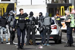 Cảnh sát điều tra tại hiện trường vụ xả súng ở 24 Oktoberplace, Utrecht, Hà Lan, ngày 18/3/2019. (Nguồn: AFP/ TTXVN) 