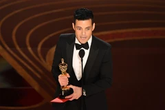 Diễn viên Rami Malek nhận giải Nam diễn viên chính xuất sắc với vai diễn trong bộ phim Bohemian Rhapsody tại Lễ trao giải Oscar 2019 ngày 24/2/2019. (Nguồn: AFP/TTXVN) 
