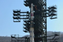 Tên lửa Unha-3 tại bãi phóng tên lửa Tongchang-ri ngày 8/4/2012. (Nguồn: AFP/TTXVN)