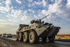 Xe quân sự Nga di chuyển trên tuyến đường gần thị trấn Amuda thuộc tỉnh Hasakeh, miền Đông Bắc Syria ngày 24/10/2019. (Nguồn: AFP/TTXVN) 