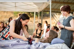 Betsy Davis và bạn bè tại buổi tiệc. (Nguồn: AP)