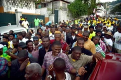 Ứng cử viên Jude Celestin (áo kẻ) tại một chiến dịch vận động tranh cử ở Port-au-Prince, Haiti ngày 22/10. (Nguồn: THX/TTXVN)