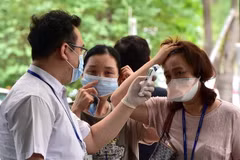 Kiểm tra thân nhiệt cho người dân Hàn Quốc để phòng tránh lây nhiễm MERS tại Trung tâm Y tế Samsung ở Seoul ngày 20/7. (Nguồn: AFP/TTXVN)
