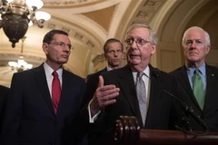 Nghị sỹ Cộng hòa Mitch McConnell (giữa). (Nguồn: AFP/TTXVN) 