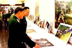 Triển lãm ảnh về Đại tướng Võ Nguyên Giáp và chân dung các bà mẹ Việt Nam anh hùng. (Ảnh: Văn Long/Vietnam+) 