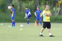 Huấn luyện viên tuyển Việt Nam Park Hang Seo trên sân tập. (Ảnh: Hoàng Linh/TTXVN) 