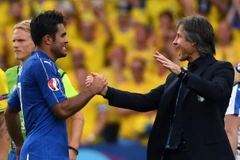 Huấn luyện viên Antonio Conte (phải) chúc mừng tiền đạo Citadin Martins Eder (trái) sau khi ghi bàn thắng trong trận gặp gặp Thụy Điển tại Toulouse, Pháp ngày 17/6. (Nguồn: AFP/TTXVN)