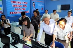 Các đại biểu tham gia truy cập thông tin tại Trung tâm thông tin báo chí Festival Huế 2016. (Ảnh: Quốc Việt/TTXVN)