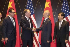 Bộ trưởng Tài chính Mỹ Steven Mnuchin (trái), Đại diện Thương mại Mỹ Robert Lighthizer (thứ 2, trái) trong vòng đàm phán thương mại mới với Phó Thủ tướng Trung Quốc Lưu Hạc (thứ 2, phải) và Bộ trưởng Thương mại Trung Quốc Chung Sơn ở Thượng Hải, ngày 31/7