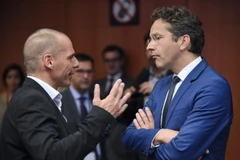 Bộ trưởng Tài chính Hy Lạp Yanis Varoufakis (trái) và Chủ tịch Eurogroup Jeroen Dijsselbloem trước cuộc họp ngày 11/5. (Nguồn: AFP/TTXVN)