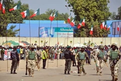 Binh sỹ và cảnh sát Nigeria. (Nguồn: AFP/TTXVN)