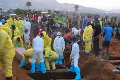 Tổ chức an táng cho các nạn nhân vụ lở đất tại Freetown ngày 17/8. (Nguồn: AFP/TTXVN)