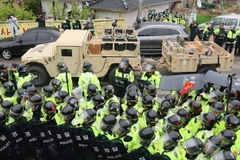 Xe chở hệ thống THAAD vào khu vực lắp đặt ở Seongju ngày 26/4. (Nguồn: AFP/TTXVN)