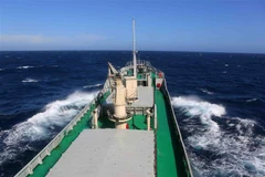 Tàu rẽ sóng vượt biển đến Nhà giàn chúc Tết các chiến sỹ. (Ảnh: Thành Đạt/TTXVN) 