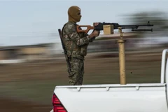 Tay súng thuộc lực lượng Các đơn vị Bảo vệ Nhân dân người Kurd (YPG) tuần tra tại thị trấn al-Malikiyah, Đông Bắc Syria ngày 3/11/2019. (Nguồn: AFP/TTXVN) 