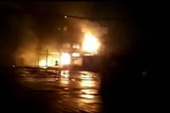 Lửa bốc lên từ khu vực nhà máy. (Nguồn: CCTV)