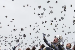 Học viên của Học viện quân sự West Point, nằm ở phía Bắc New York, Mỹ, tung mũ trong ngày tốt nghiệp. (Nguồn: CCTV)