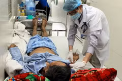 Bệnh nhân bị nhiễm khuẩn LCL đang được điều trị tại Bệnh viện bệnh Nhiệt đới Trung ương do ăn lòng lợn tiết canh, bị di chứng hoại tử tay chân, giảm trí nhớ và thính lực. (Ảnh: Dương Ngọc/TTXVN)