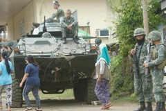Binh sỹ và xe quân sự Philippines. (Nguồn: EPA/TTXVN)