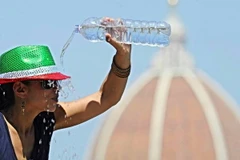 Một khách du lịch đang làm mát mình dưới trời nóng 40 độ ở Florence, miền Trung Italy. (Nguồn: La Repubblica)