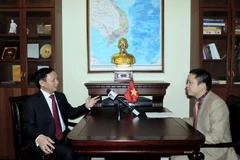 Đại sứ Việt Nam tại Liên bang Nga Ngô Đức Mạnh trả lời phỏng vấn phóng viên TTXVN thường trú tại Nga. (Ảnh: Quang Vinh/TTXVN)