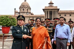 Bộ trưởng Quốc phòng Ấn Độ Nirmala Sitharaman (giữa) và Bộ trưởng Quốc phòng Trung Quốc Ngụy Phụng Hòa (trái) trong cuộc gặp tại New Delhi, Ấn Độ ngày 23/8. (Nguồn: AFP/TTXVN)